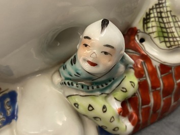 Deux figures de Bouddha en porcelaine de Chine famille rose, 19/20&egrave;me